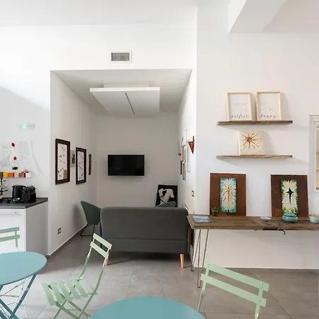 Πανσιόν Little Square 3*