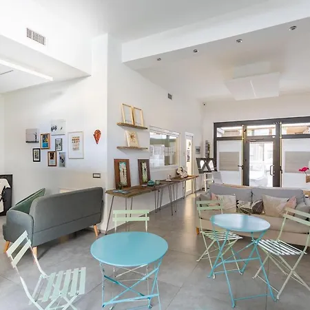 Πανσιόν Little Square Arona