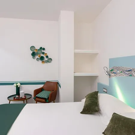 Little Square Πανσιόν Arona