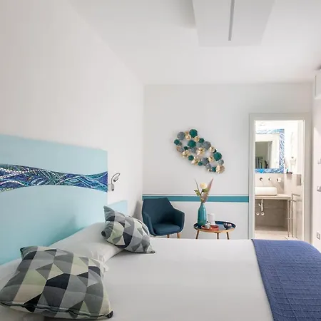 Πανσιόν Little Square 3*