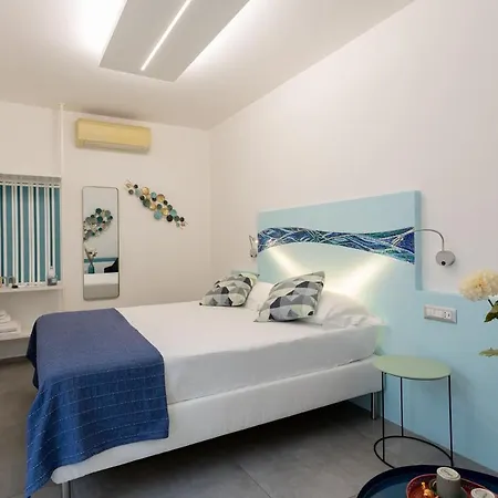 Πανσιόν Little Square 3*