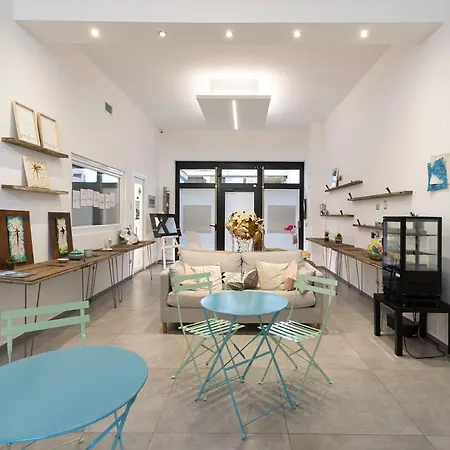 Πανσιόν Little Square 3*