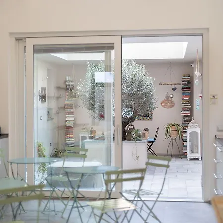 Little Square Πανσιόν Arona