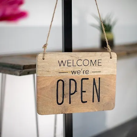 Πανσιόν Little Square 3*