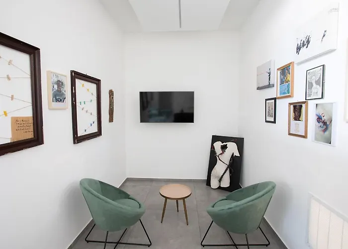 Little Square ゲストハウス 3*